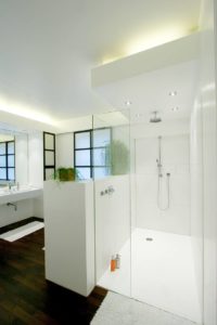 Beleuchtete Decke Die in die Decke integrierte Beleuchtung sorgt für helles, dennoch blendfreies Licht. Die großzügige Dusche wirkt, durch die Verwendung von Glas, sehr leicht und offen.